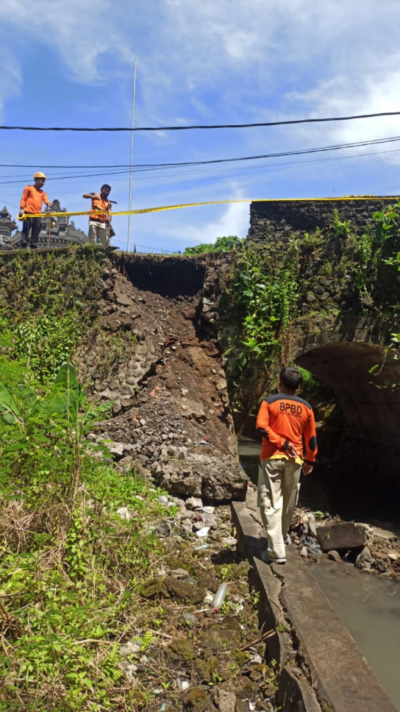 Tanah Longsor di Jembatan Jalan Tanah Putih timur pura desa, Banjar Baler Pasar, Desa Darmasaba, Kecamatan Abiansemal Tanggal 24 Januari 2022